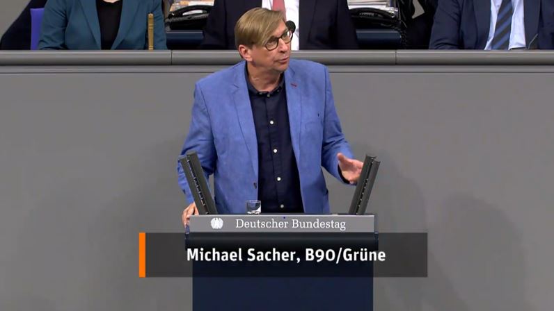 Michael Sacher spricht am Rednerpult im Bundestag